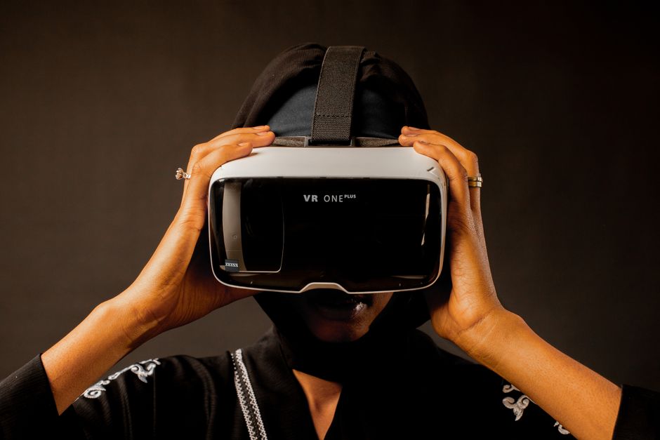 Žena koristi VR naočale, uronjena u virtualno iskustvo.
