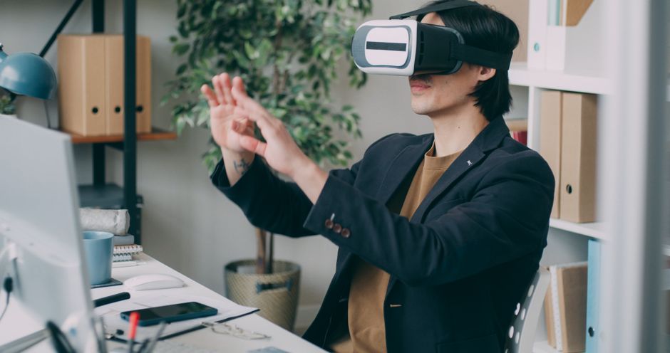 Muškarac u uredskom okruženju koristi VR headset
