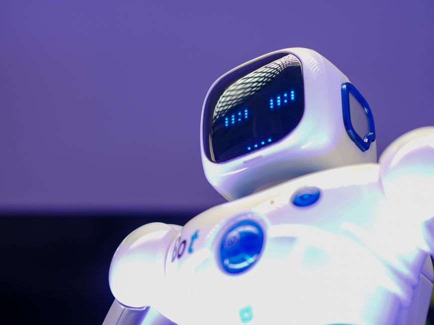 Humanoidni robot s digitalnim zaslonom